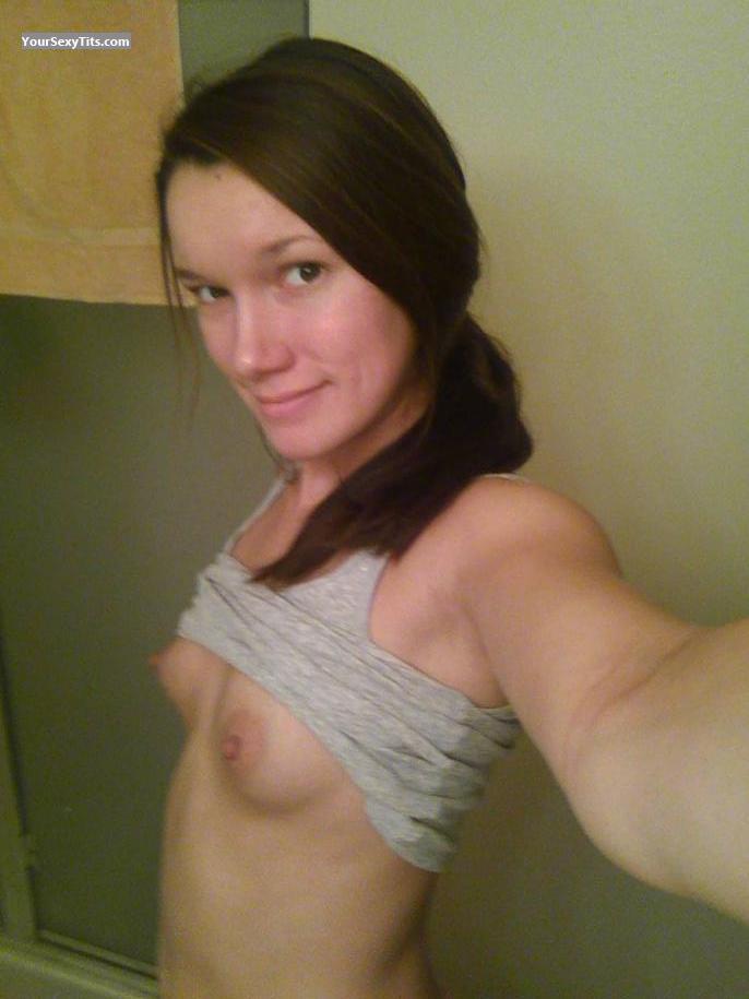 Mein Winziger Busen Topless Selbstporträt von College Girl